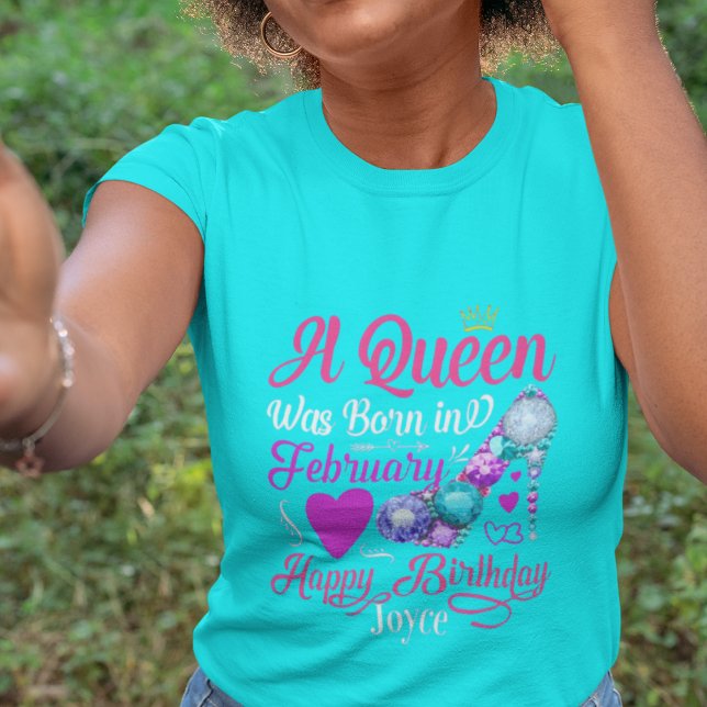 Birthday Queens Are Born in February Text T-Shirt (Von Creator hochgeladen)