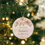 Birthday Rose Goldblütengras Keramik Ornament<br><div class="desc">Ein Ornament für einen gmädchenhaften und glamourösen 21. Geburtstag (oder jedes Alter). Eine Rose Gold,  der Hintergrund des Farbverlaufs ist mit Blumen und Pampas-Gras dekoriert. Personalisieren und fügen Sie ein Datum,  einen Namen und ein Alter.</div>