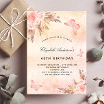 Birthday Schmetterling Pampas Gras Blush Boho Einladung<br><div class="desc">Eine Rose Gold,  rot rosa rustikale Imitate metallisch aussehen Hintergrund. Die Einrichtung besteht aus Rose-Gold und rosa Blumen,  Rose,  Pampas-Gras und Schmetterlingen. Personalisieren und fügen Sie einen Namen und Party-Details hinzu.</div>