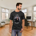 Birthday Schwarz-weiß Foto Man Mythos Legende T-Shirt<br><div class="desc">Feiern Sie mit diesem personalisierten T - Shirt seinen besonderen Tag im Stil! Mit einem klassischen schwarzen Hintergrund und feinem Text, der lautet: "Der Mann, der Mythos, die Legende." Passen Sie das Design an, indem Sie seinen Namen, sein Alter und ein beliebtes Foto hinzufügen, um es wirklich einzigartig zu machen....</div>