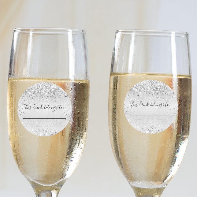 Birthday silber Glitzer dieses Getränk gehört Runder Aufkleber (Von Creator hochgeladen)