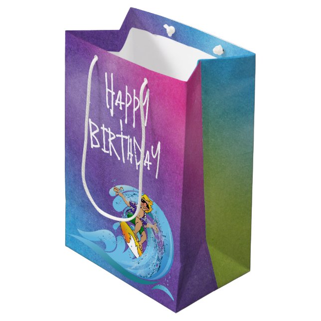 Birthday Surfer on Rainbow Wave Mittlere Geschenktüte (Vorderseite Schrägansicht)