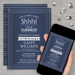 Birthday Surprise Party Elegante Navy Blue & White Einladung<br><div class="desc">Kannst du ein Geheimnis behalten haben? Erleben Sie einen wunderschönen Geburtstagsfest mit Party Einladungen in Blau und Weiß. Alle Formulierungen auf dieser Vorlage ist einfach zu personalisieren, einschließlich der Nachricht, dass "Shhh! Es ist ÜBERRASCHEND." Das Design besticht durch eine moderne Streifenrandung auf einem Imitat mit gebürstetem metallischem Hintergrund, klassische Vintage...</div>