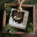 Birwn Burlap Pine Tree Baby Birth Stats & Fotos Keramikornament<br><div class="desc">Dieses Weihnachtsschmuck feiert die Ankunft Ihres neuen Babys mit einem personalisierten Design mit zwei Fotos - einem vorne und einem hinten. Zeigen Sie das Foto Ihres kleinen Kindes, das Geburtsdatum wird auf der Seite angezeigt, und den Namen des Babys und die Geburtsdaten unten. Das Dekor ist Set vor einem rustikalen...</div>