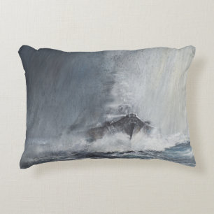 Bismarck durch Vorhänge des Regen-Schneeregens Zierkissen