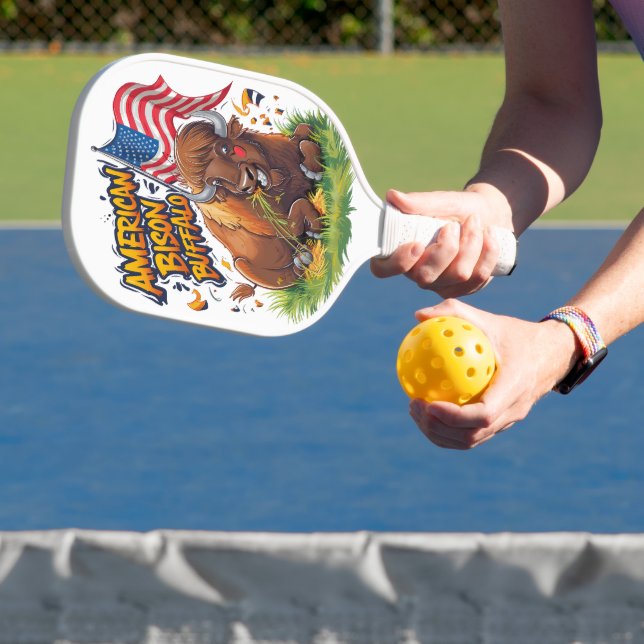 Bison mit US-Flagge im Gras Pickleball Schläger (InSitu)