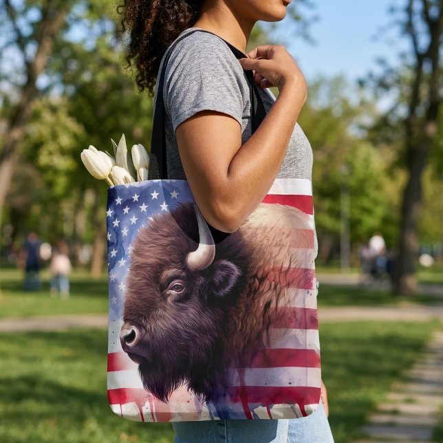 Bison mit USA-Flagge (Majestic American Bison & Patriotic Flag Artwork. Tote Bag)