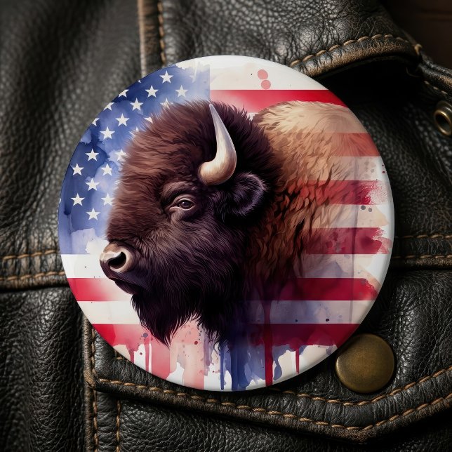 Bison mit USA-Flagge Button (Majestic American Bison & Patriotic Flag Artwork. Button)