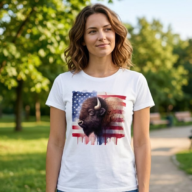 Bison mit USA-Flagge T-Shirt (Majestic American Bison & Patriotic Flag Artwork. Women Basic White T-Shirt)