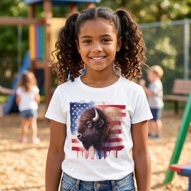 Bison mit USA-Flagge T-Shirt (Majestic American Bison & Patriotic Flag Artwork. Girl Basic White T-Shirt)