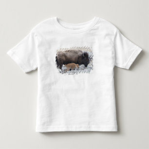 Bisonkuh mit Kalb, Yellowstone Kleinkind T-shirt