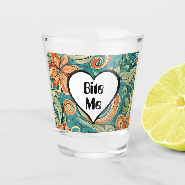 Bite me Funny Heart Wirbles Retro Design Schnapsglas (Vorderseite)