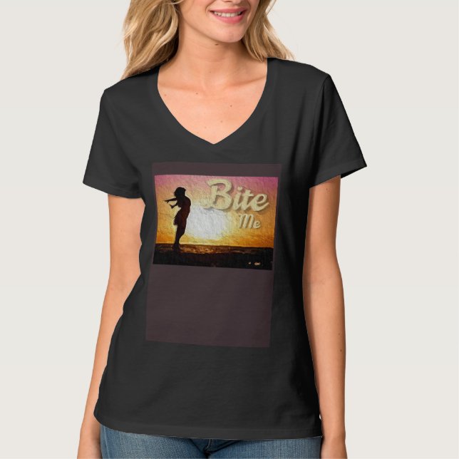 Bite Me Girl on Beach Painting T-Shirt (Vorderseite)