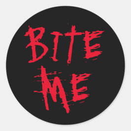 Bite mir rote Bluttypografie lustiges Halloween-Pa Runder Aufkleber