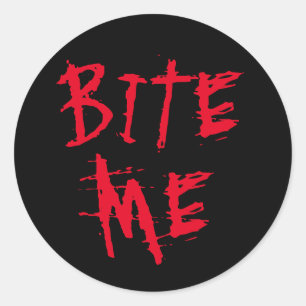 Bite mir rote Bluttypografie lustiges Halloween-Pa Runder Aufkleber