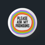 Bitte Frag meinen Pronouns-farbigen Regenbogenkrei Button<br><div class="desc">Dekorieren Sie Ihr Outfit mit diesem coolen Kunstknopf. Macht ein großartiges Geschenk! Sie können ihn anpassen,  Farben,  Schriftart ändern und auch Text hinzufügen. Karo in meinem Shop für viel mehr Farben und Muster! Lass mir Bescheid,  wenn du auch etwas Gewohntes willst.</div>