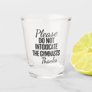 Bitte giftet das Gymnasten-Shot-Glas nicht an Schnapsglas