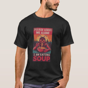 Bitte lassen Sie mich in Ruhe, ich esse Suppe Moth T-Shirt