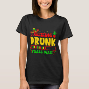Bitte warten Sie einen lustigen Cinco de Mayo Fies T-Shirt