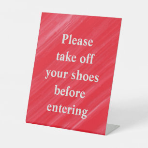 "Bitte ziehen Sie Ihre Schuhe aus, bevor Sie einst Sockelschild