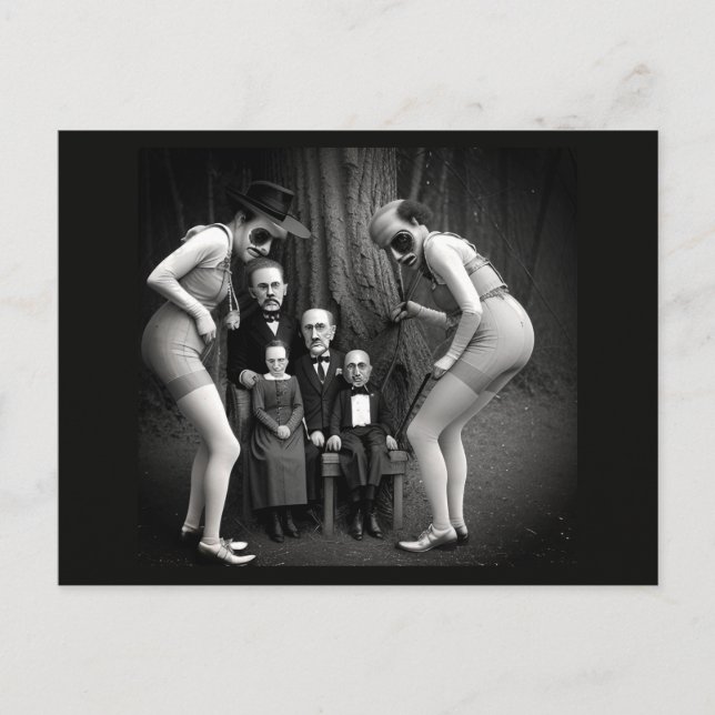 Bizarre Menschen im Wald Postkarte (Vorderseite)
