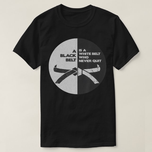 BJJ Black belt ist ein weißer Gürtel, der nie aufh T-Shirt (Design vorne)