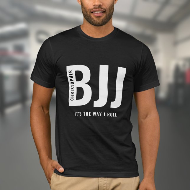 BJJ Die Art, wie ich Roll Fügen Sie Ihren Namen Ji T-Shirt (Black Jiu Jitsu T-shirt with white BJJ printed on chest.)