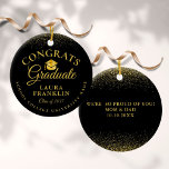 Black and Gold Cap Abschluss Herzlichen Glückwunsc Keramik Ornament<br><div class="desc">Ein elegantes Abschluss-Ornament-Sake-Geschenk mit den Details Ihres Grades und eine besondere Botschaft auf der Rückseite des Set in schicke Typografie auf einem schwarz-goldenen Glitzer Hintergrund. Entwickelt von Thisisnotme©</div>