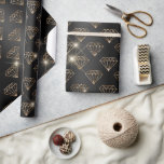 Black and Gold Diamond Elegante Hochzeitsfeier Ver Geschenkpapier<br><div class="desc">Das Black And Gold Diamond Elegant Wedding Verlobung Wrapping Paper zeichnet sich durch ein stilvolles Muster goldglänzender Diamanten auf schwarzem Hintergrund aus. Ideal für Hochzeiten,  Verlobungen,  Jubiläum und vieles mehr. Von Evco Studio entworfen www.zazzle.com/store/evcostudio</div>