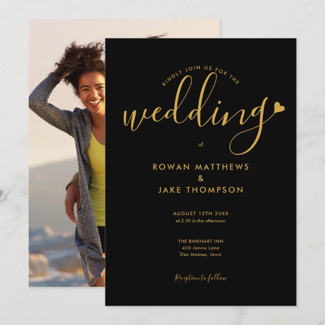 Black and Gold Heart Elegantes Script Foto Hochzei Einladung (Vorne/Hinten)