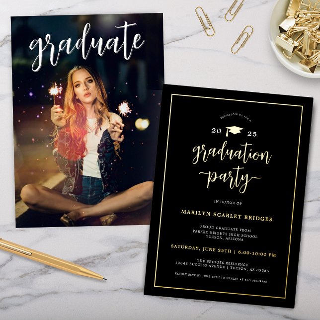 Black and Gold Moderner Chic Abschluss Einladung (Elegant black and gold foil modern graduation party invitation with photo and graduate class of chic)