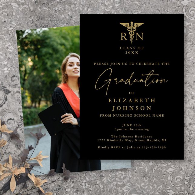 Black and Gold Nursing Foto Graduation Party Einladung (Black And Gold Nursing Photo Graduation Party Invitation)