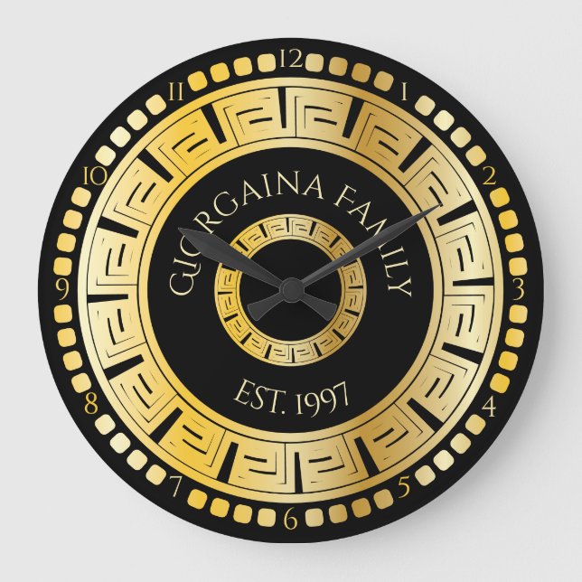 Black and Gold Round Greek Key Custom Name Große Wanduhr (Vorderseite)