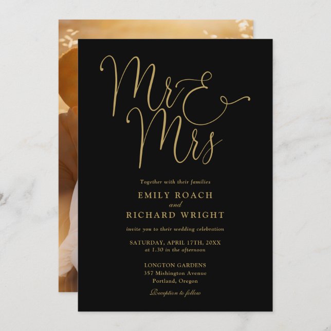 Black and Gold Script Mr. und Mrs. Foto Wedding Einladung (Vorne/Hinten)
