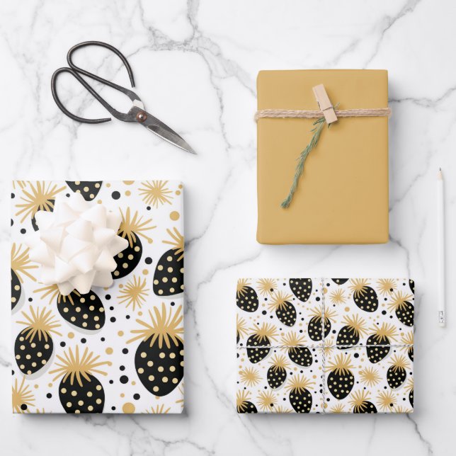 Black and Gold Strawberry Pattern Geschenkpapier Set (Vorderseite)