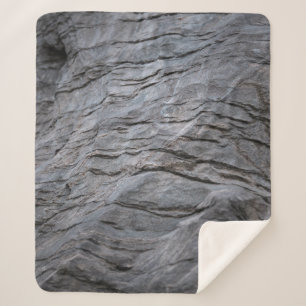 Black and gray striped textile sherpadecke