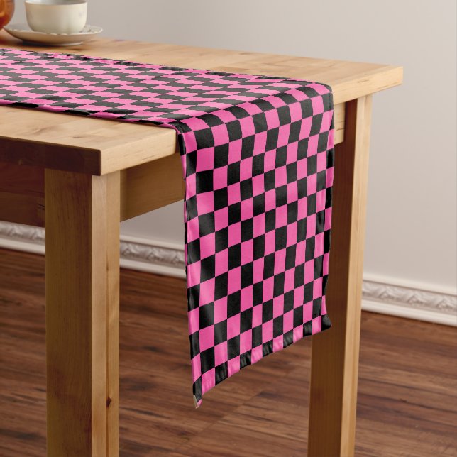 Black and pink checkerboard pattern kurzer tischläufer (Beispiel)
