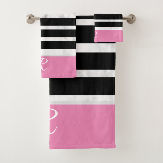 Black and Pink Stripes Marble Style Monogram Badhandtuch Set (Insitu)