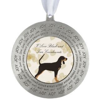 Black and Tan Coonhound auf Tan-Blätter Rundes Zinn-Ornament