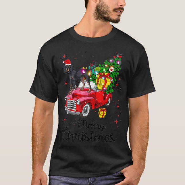 Black and Tan Coonhound Rides Red Truck Weihnachte T-Shirt (Vorderseite)