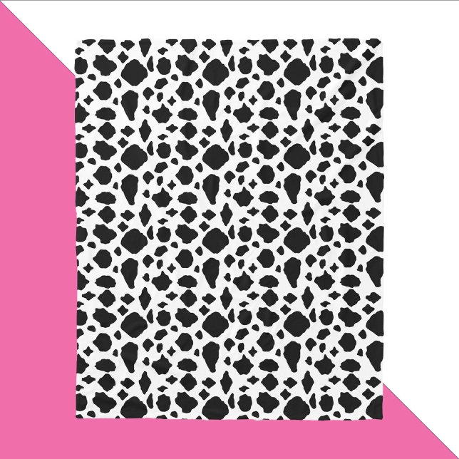 Black and White Cow Pattern Country Fleecedecke (A blanket with a black and white cow pattern.)
