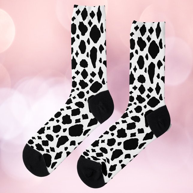 Black and White Cow Print Pattern Western Socken (A pair of socks with a fun black and white cow pattern!)