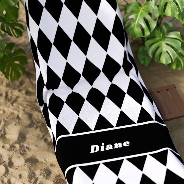Black and White Diamond Pattern Personalized Strandtuch (A fun black and white diamond checkered pattern beach towel with space for your name)