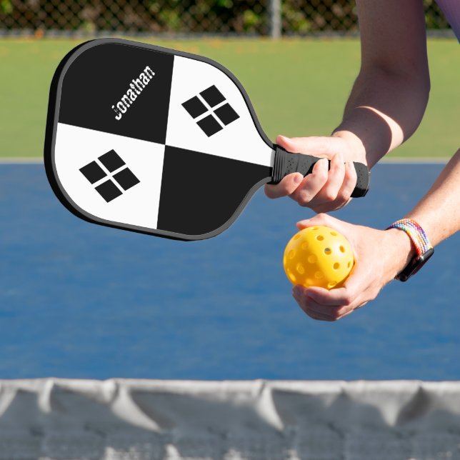 Black and White Diamonds | Custom Modern Geometric Pickleball Schläger (InSitu)