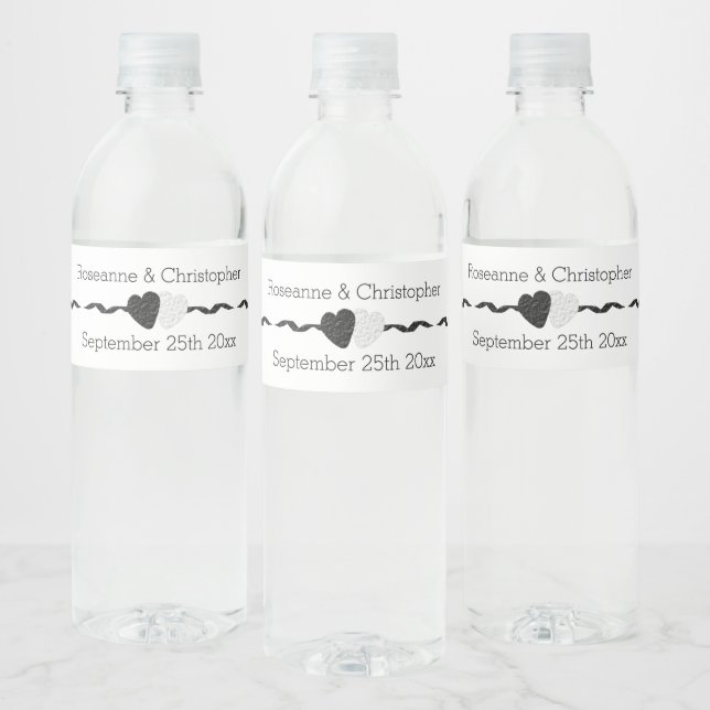 Black And White Hearts Design Wedding Wasserflaschenetikett (Flaschen)
