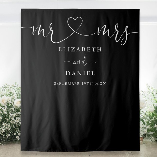 Black and White Mr. und Mrs. Heart Script Wedding Wandteppich (Black And White Mr And Mrs Heart Script Wedding Tapestry)