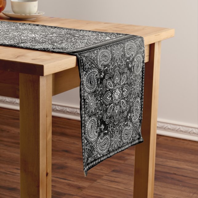 Black and White Paisley Bandana Boho  Kurzer Tischläufer (Beispiel)