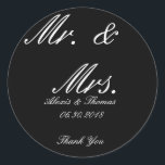 Black and White Round Mr. & Mrs. Wedding Stickers<br><div class="desc">Einfache Schwarz-Weiß-Klassik Runde Hochzeitsticker sagen "Mr. & Mrs." Diese danke Ihnen Aufkleber können individuell und personalisiert.</div>