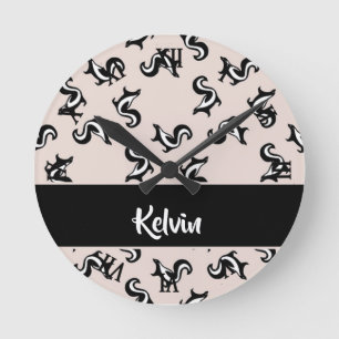 Black and white skunks on rose pink runde wanduhr