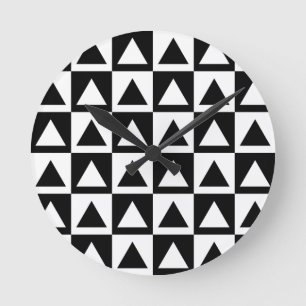 Black and White Triangle getric shape pattern Runde Wanduhr